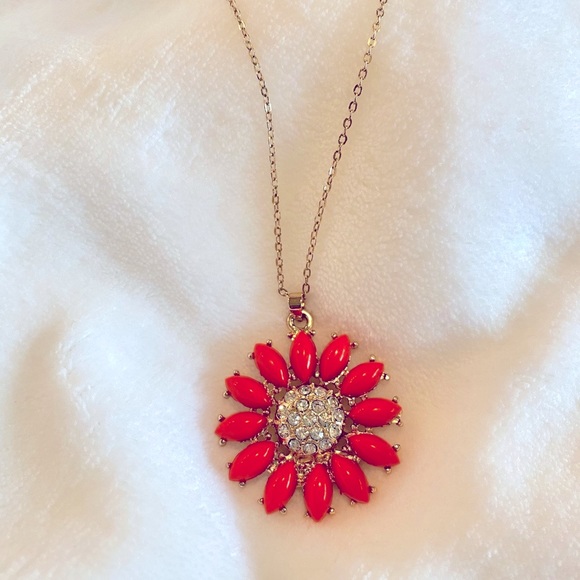 Flower pendant - resin stone and gold-tone brass - Picture 1 of 6
